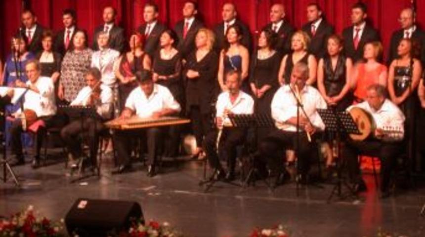 Hastane Personeli Ve Hastalar Konser Verdi