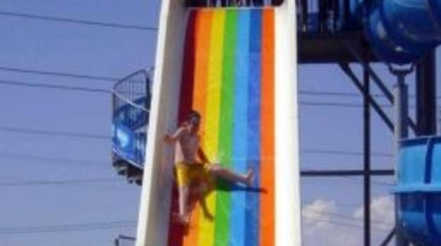 Sıcaktan Bunalanlar Aqua Parklara Akın Ediyor