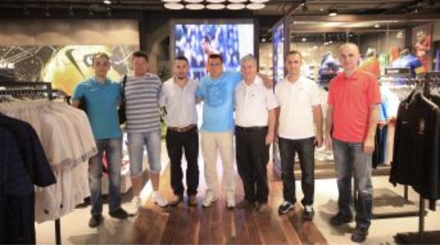 S&uuml;per Lig'in Yeni Takımı Akhisar Belediye, Nıke Ile Anlaştı