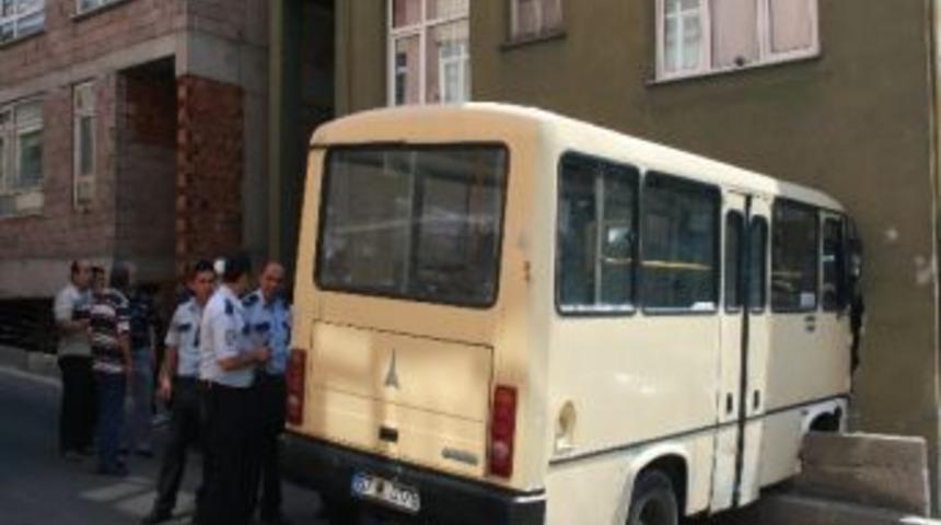 Zonguldak'ta Yolcu Minib&uuml;s&uuml; Eve Girdi