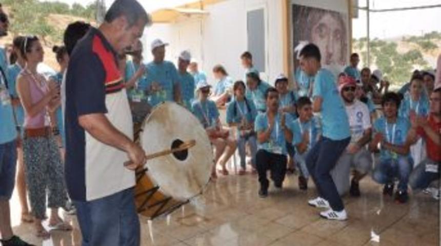 Yabancı Folklorculer Davul Zurna Eşliğinde Halay &Ccedil;ekti