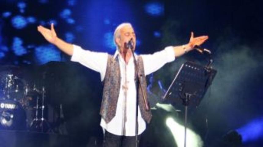 Edip Akbayram, 4 Bin Kişiye Konser Verdi