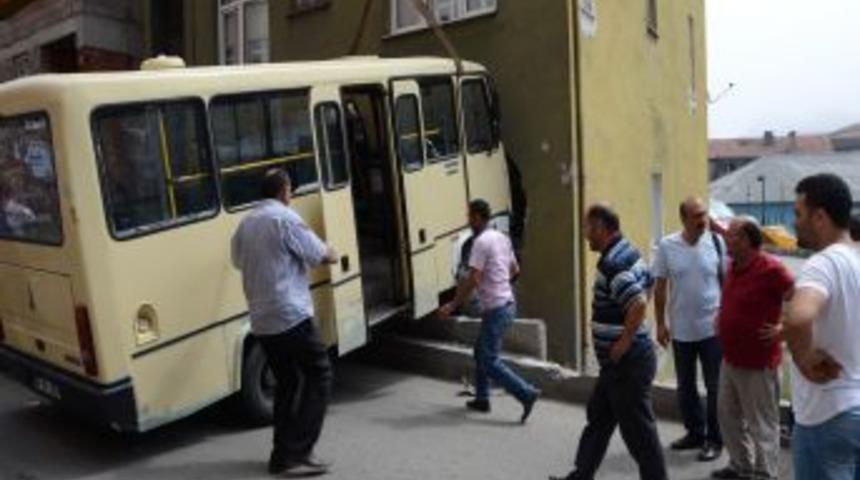 Yolcu Minib&uuml;s&uuml;, Evlilik Hazırlığı Yapan &Ccedil;iftin Kiraladığı Daireye Girdi