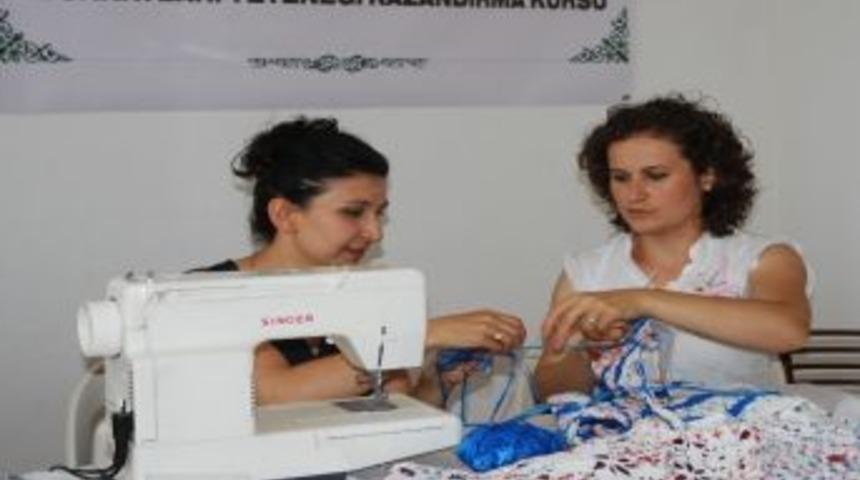 Atık &Ccedil;&ouml;p Torbalarını &Ouml;r&uuml;p Ev Eşyası Haline Getiriyorlar