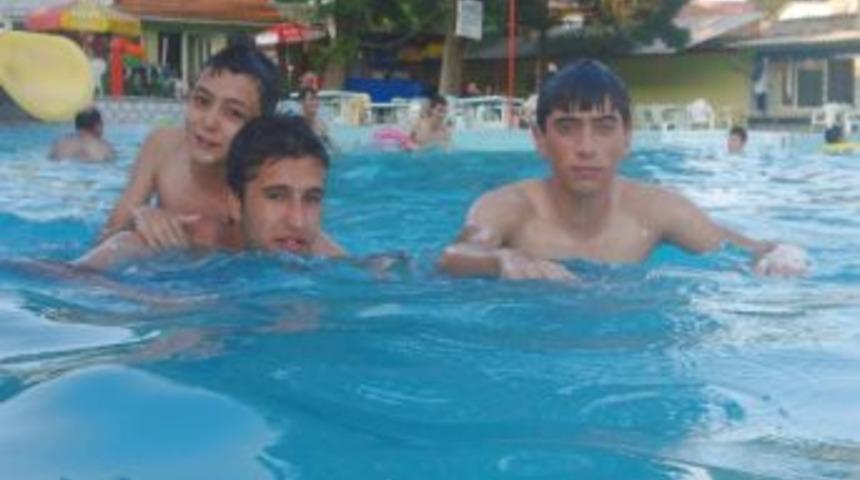 K&uuml;tahya'da Sıcaktan Bunalanlar A&ccedil;ık Havuza Koşuyor