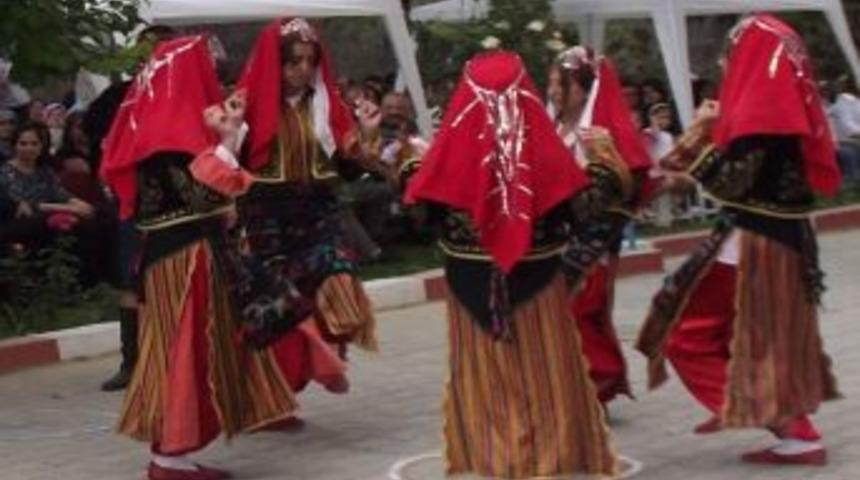 Kız &Ouml;ğrenciler Yaz Tatilinde G&ouml;n&uuml;ll&uuml; Folkl&ouml;r El&ccedil;isi Oldu