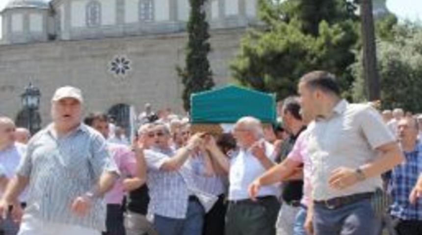 Camide Kalp Krizinden &Ouml;len M&uuml;ezzin Toprağa Verildi