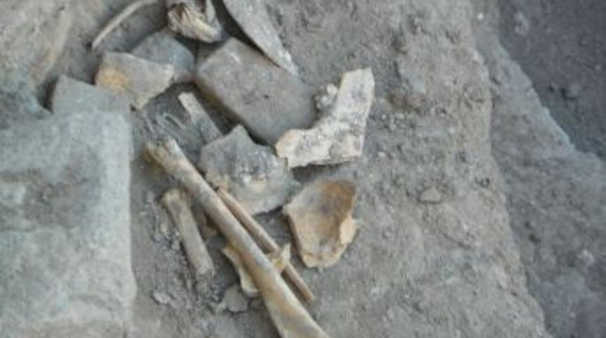 B&uuml;kl&uuml;kale'de Hititlerden Kalma Ev Ve Insan Kemikleri Bulundu