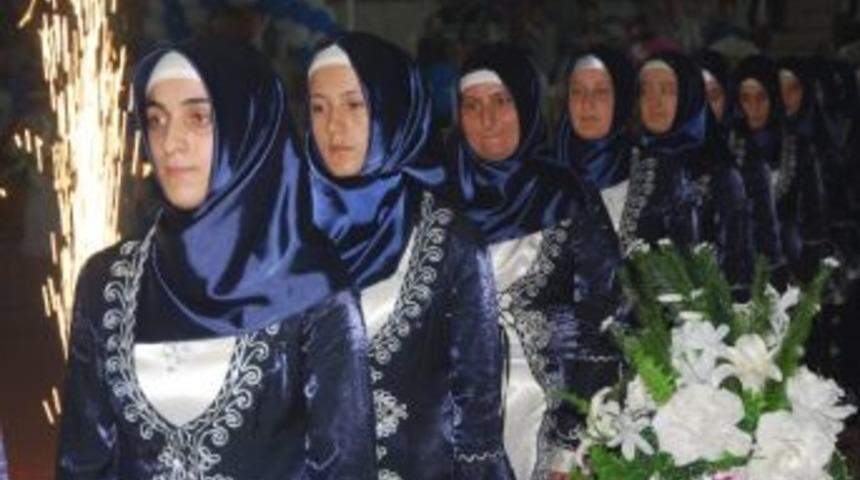 Kuran Kursu'ndan Mezun Olan 20 Bayan Ve 17 Erkek Hafız Yapılan T&ouml;ren İle Hafızlık Diplomalarını Aldılar