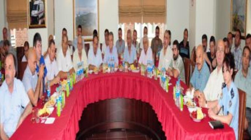 Minib&uuml;s&ccedil;&uuml;ler Ve Taksiciler İstanbul Beyefendisi Oluyor