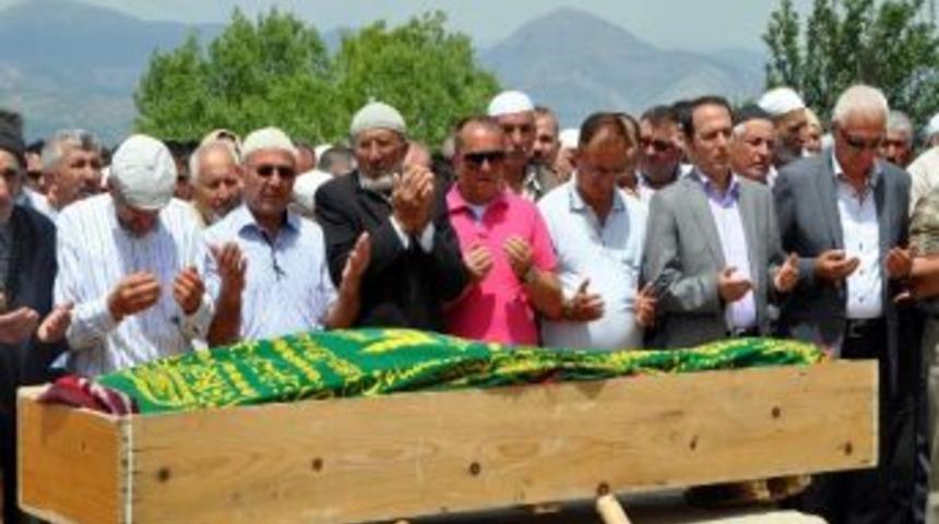 Kaymakam Demiral Cenazeye Katıldı