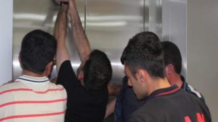 4 Kadın Bozulan Asans&ouml;rde Mahsur Kaldı