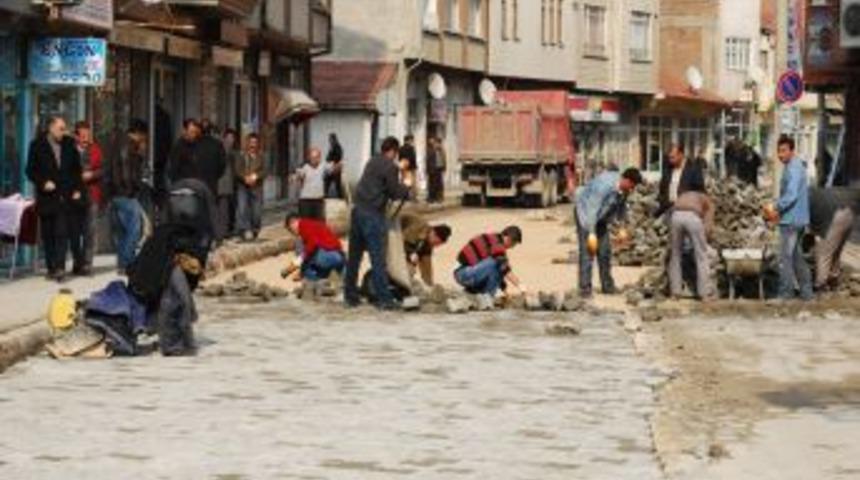 Turhal Belediyesi Kışın Bozulan Yolları Elden Ge&ccedil;iriyor