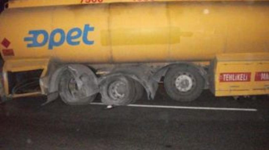 Yoldan &Ccedil;ıkan Akaryakıt Y&uuml;kl&uuml; Tanker Bariyerlere &Ccedil;arptı
