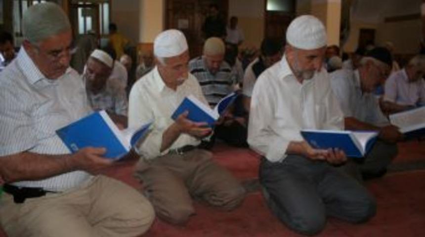 "T&uuml;rkiye'de 95 Kişiye Bir Kahvehane, 65 Bin Kişiye Bir K&uuml;t&uuml;phane D&uuml;ş&uuml;yor"