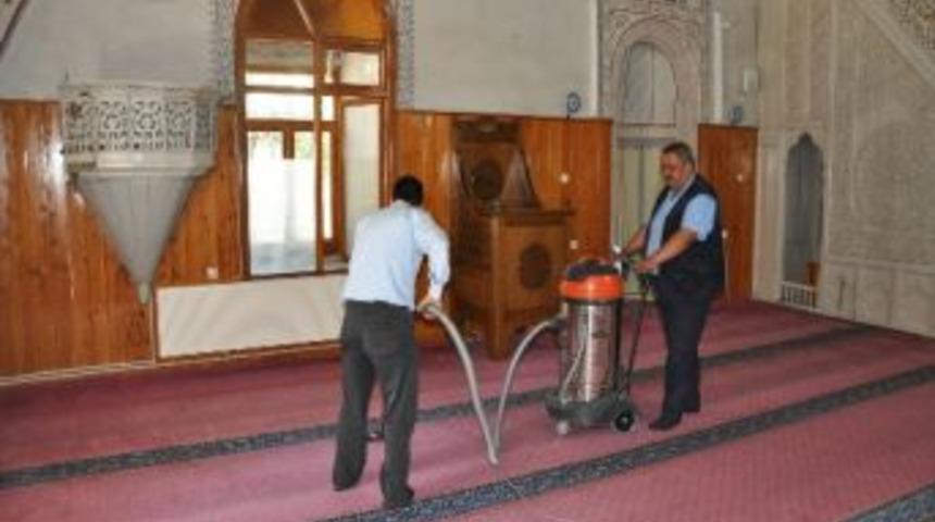 Sandıklı&rsquo;da Cami Temizliklerine Başladı