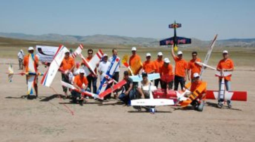 G&ouml;lbaşı'nda Model U&ccedil;aklar G&ouml;steri Yaptı