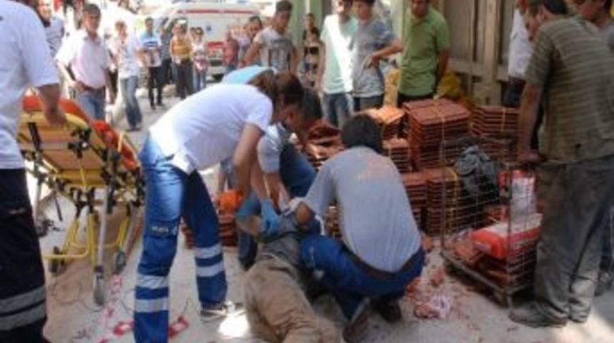 &Ccedil;atıya Kiremit D&ouml;şerken D&uuml;şen İş&ccedil;i Ağır Yaralandı