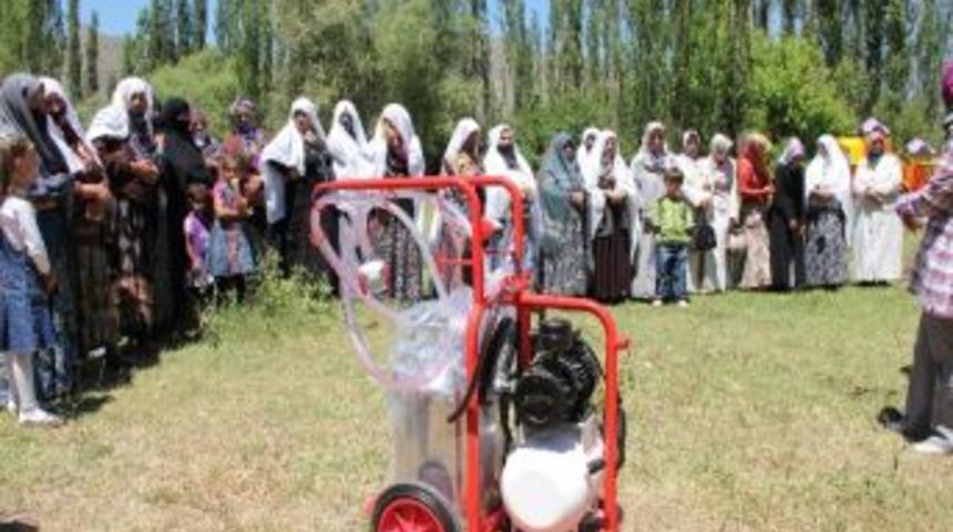 Oltulu Kadınların S&uuml;t Sağma Makinası Sevinci