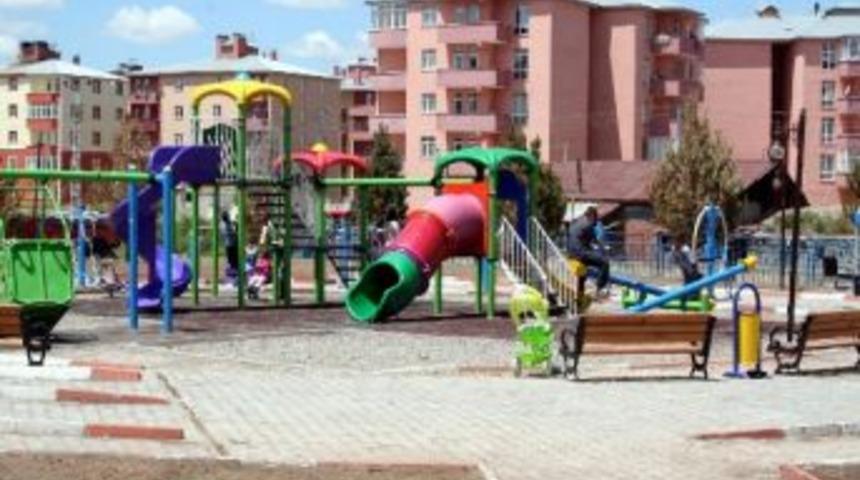 Kars Belediyesi&rsquo;nin Yaptırdığı Parkta Engelli İ&ccedil;in Yapılan Oyun Aletlerini Kırdılar