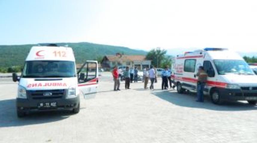 Osmancık'ta hasta g&ouml;t&uuml;ren ambulans kaza yaptı