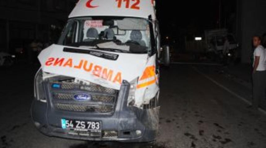 Kamyonetle &Ccedil;arpışan Ambulanstaki 3 Sağlık Personeli Yaralandı