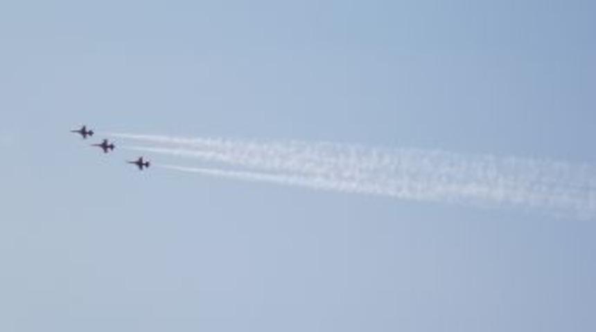 T&uuml;rk Yıldızları Rize'de g&ouml;steri yaptı