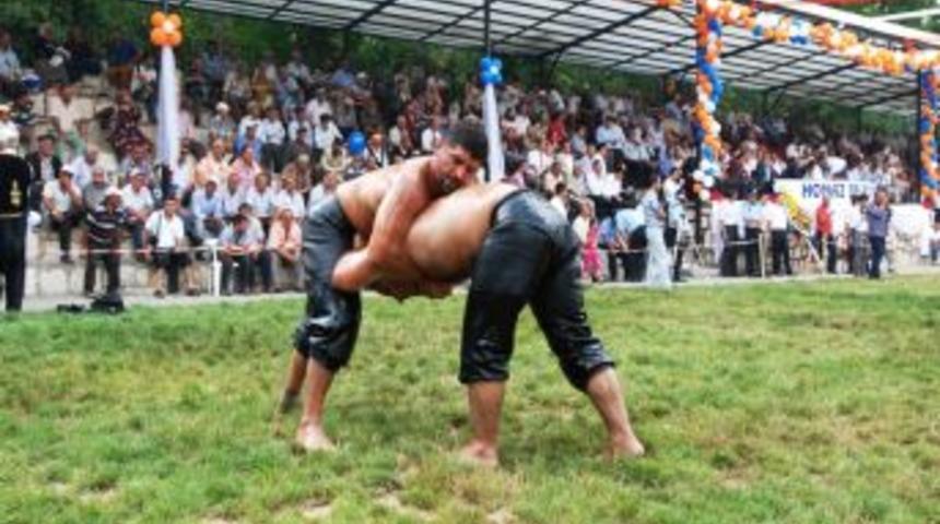 Honaz&rsquo;da Kiraz Festivali'nde G&uuml;reş Ve Piknik Bir Arada Yapıldı