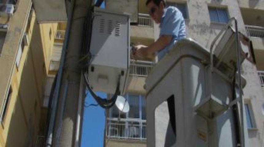 İzmir'de Belediye Ekipleri Ka&ccedil;ak Baz Istasyonlarını S&ouml;k&uuml;yor