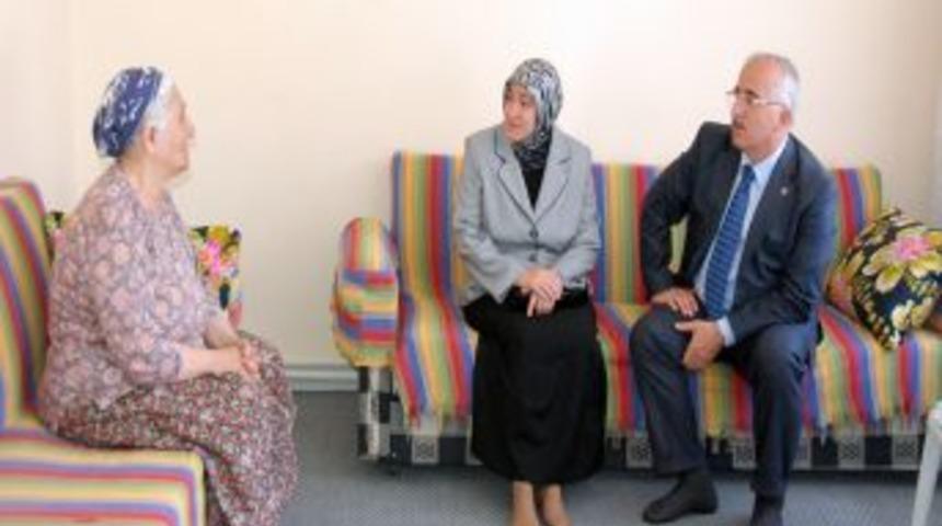 Vali Tuna, Ev Ev Dolaşarak Sorunları &Ccedil;&ouml;z&uuml;yor