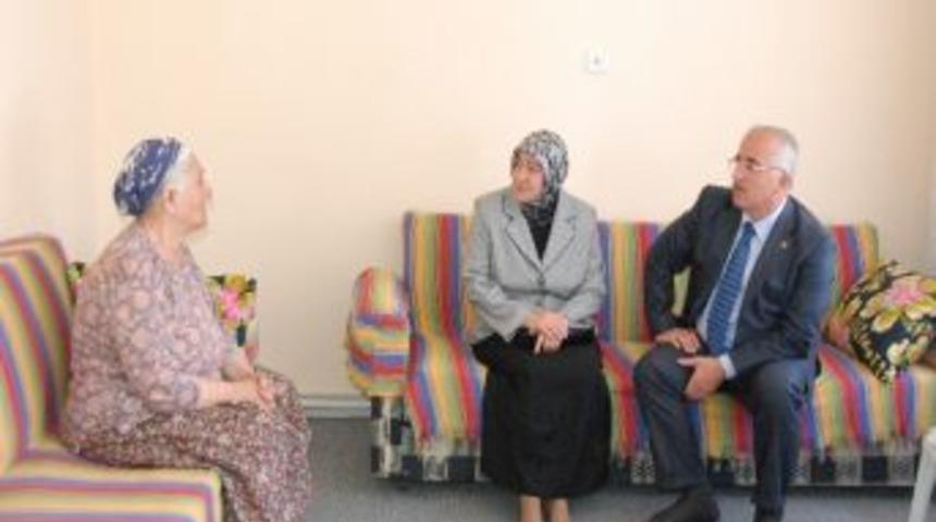 Vali Tuna Ve Eşi İhtiyaç Sahibi Vatandaşları Ziyaret Etti