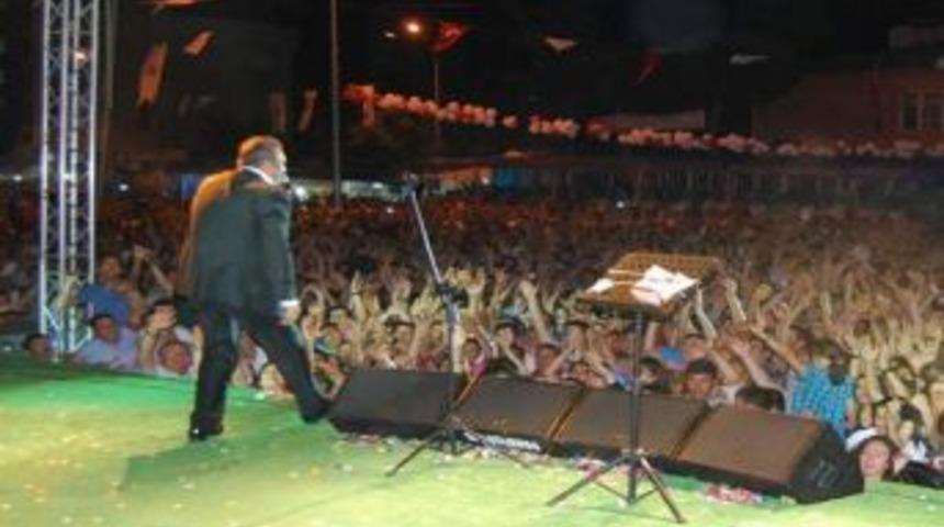 Yavuz Bing&ouml;l Eşme Kilim Festivalinde Sahne Aldı