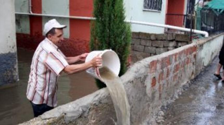 Sağanak Yağmur Su Baskınlarına Neden Oldu