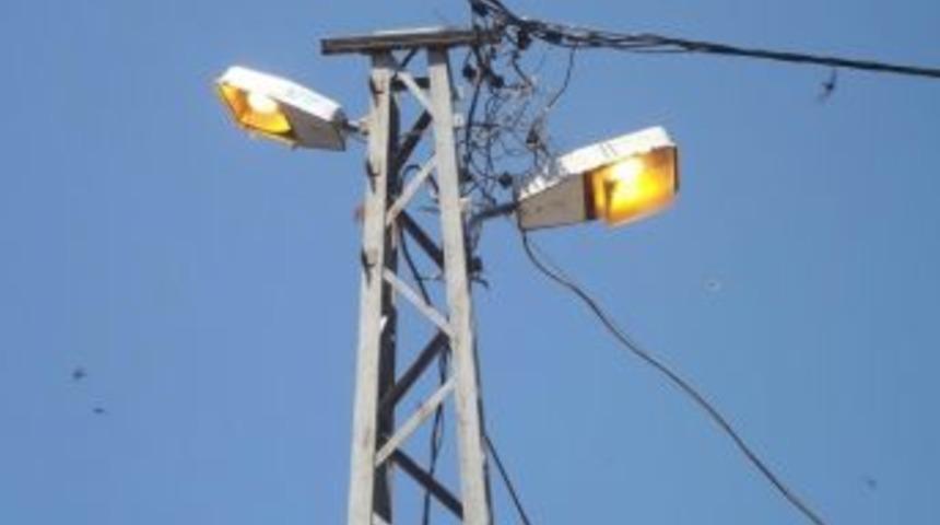 Aydınlatma Direklerini S&ouml;nd&uuml;rmeyi Unuttular