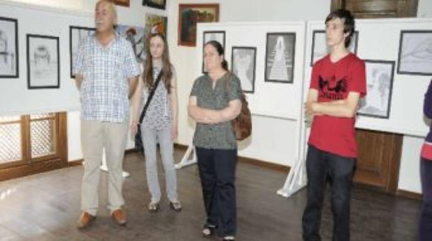 Kuşadalı Gen&ccedil; Ressam İlk Kez Sergi A&ccedil;tı