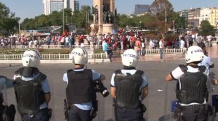 Taksim'de Eylem Yapan Iki Grup Birbirine Girdi