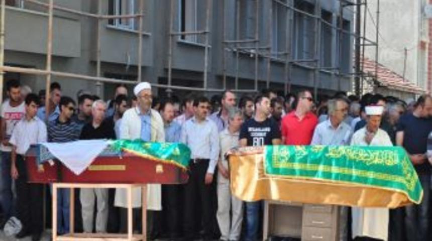 Patlamada &Ouml;len &Ccedil;ocukluk Arkadaşları Yan Yana Toprağa Verildi