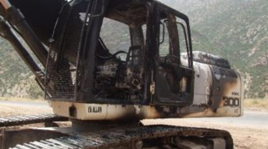 Ter&ouml;ristlerin Yaktığı İş Makinalarını Vatandaşlar S&ouml;nd&uuml;rd&uuml;