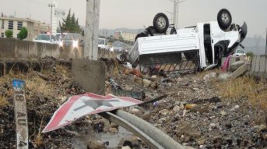 Piknikten D&ouml;nen Aileler Kaza Yaptı: 2 &Ouml;l&uuml;, 6 Yaralı