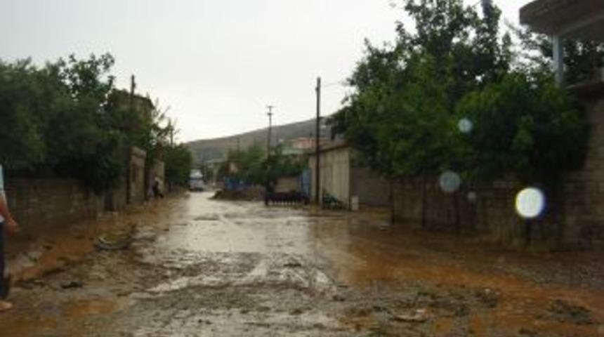 T&uuml;rkoğlu&rsquo;nda Yağmur Hayatı Olumsuz Etkiledi