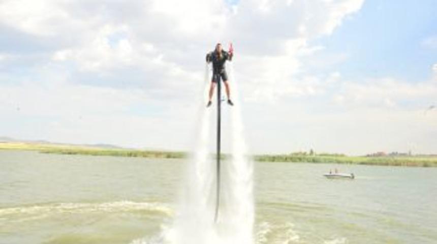 Suda U&ccedil;an Roket Adam Mogan'da G&ouml;steri Yaptı