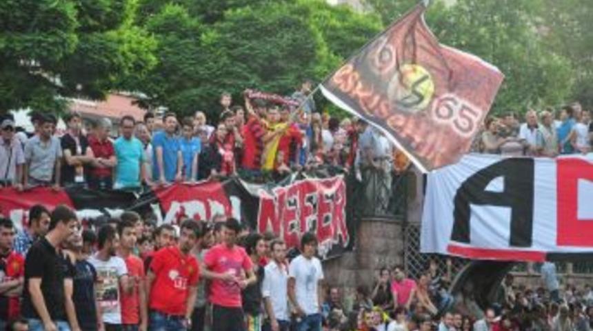 Eskişehirspor 47. Yılını Porsuk &Ccedil;ayı Kenarında Meşalelerle Kutladı