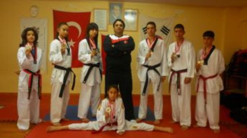 Sarı&ccedil;am&rsquo;ın tekvandoda b&uuml;y&uuml;k başarısı