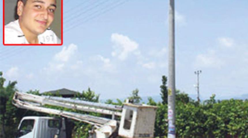 Yolda yürürken elektrik çarptı!