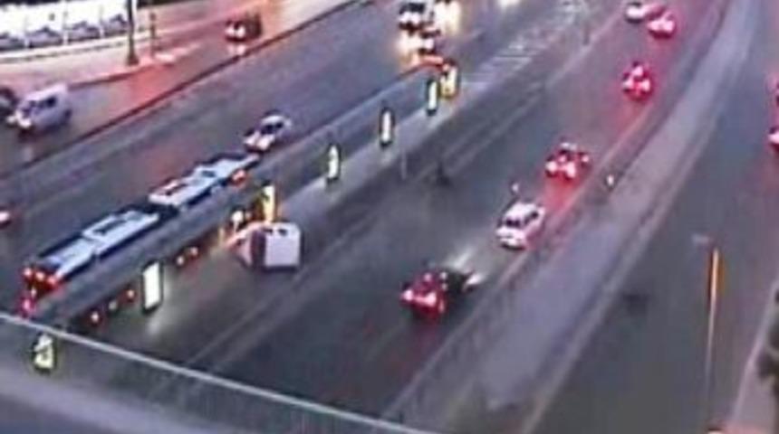 Otomobil, Metrob&uuml;s Yolunda B&ouml;yle Takla Attı