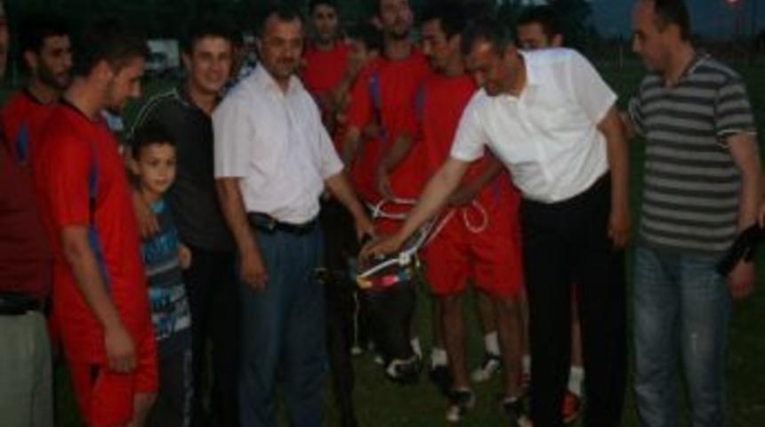 Saltukova&rsquo;da D&uuml;zenlenen Boğa &Ouml;d&uuml;ll&uuml; Futbol Turnuvasında Yenik&ouml;y Şampiyon Oldu