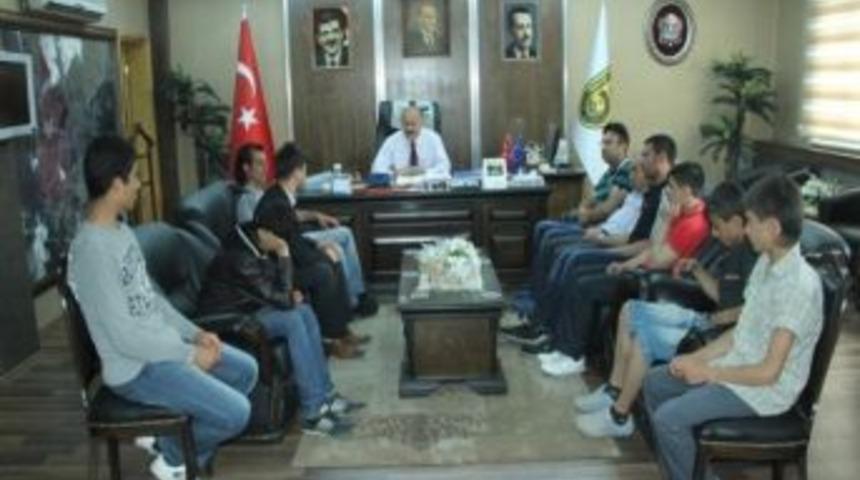 Belediye Başkanı Polat, Şampiyon Boks&ouml;rleri Kabul Etti