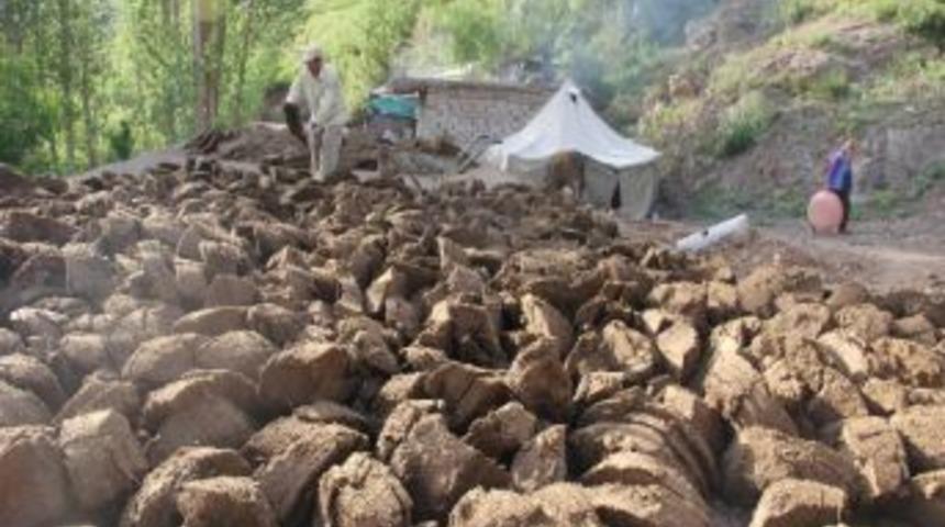 K&ouml;ylerinde Tezek Kesimi Başladı