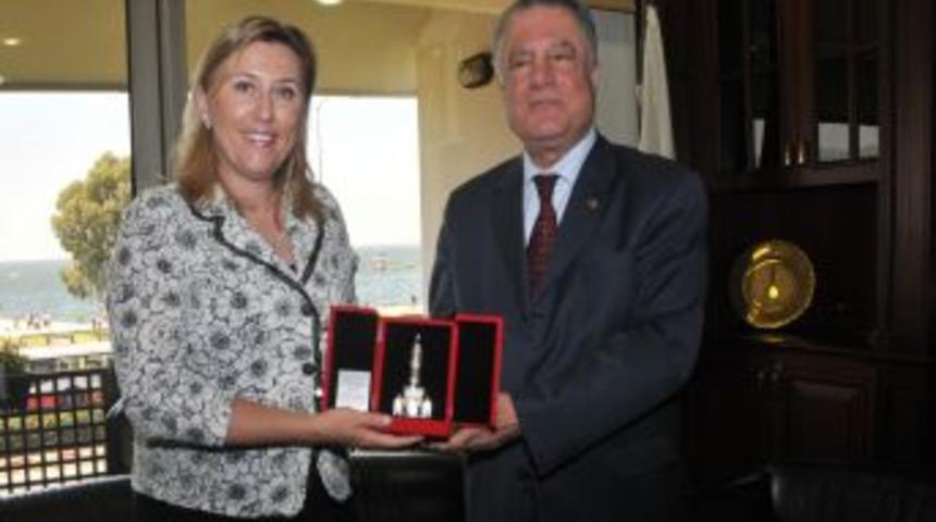Avustralya Başkonsolosu Hodges, İzmir B&uuml;y&uuml;kşehir Belediyesi'ni Ziyaret Etti