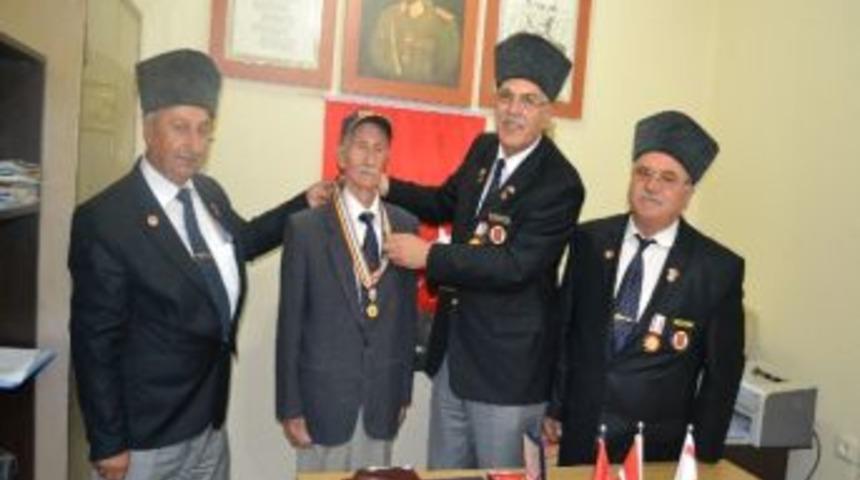 Kore Gazisinine 60. Yıl Madalyası